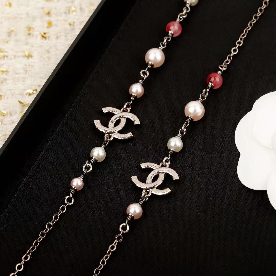 <p>CHANEL&nbsp;粉色珐琅毛衣链</p>