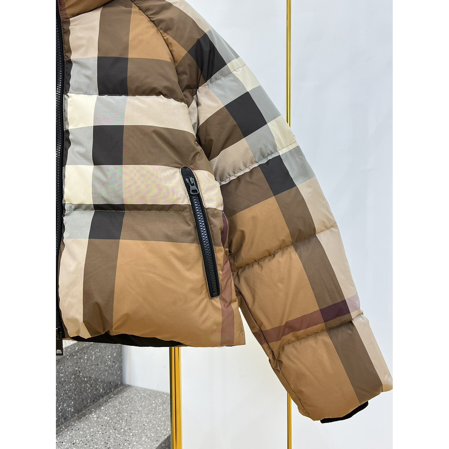<p>BURBERRY 格纹短款羽绒服(浅驼色)</p>