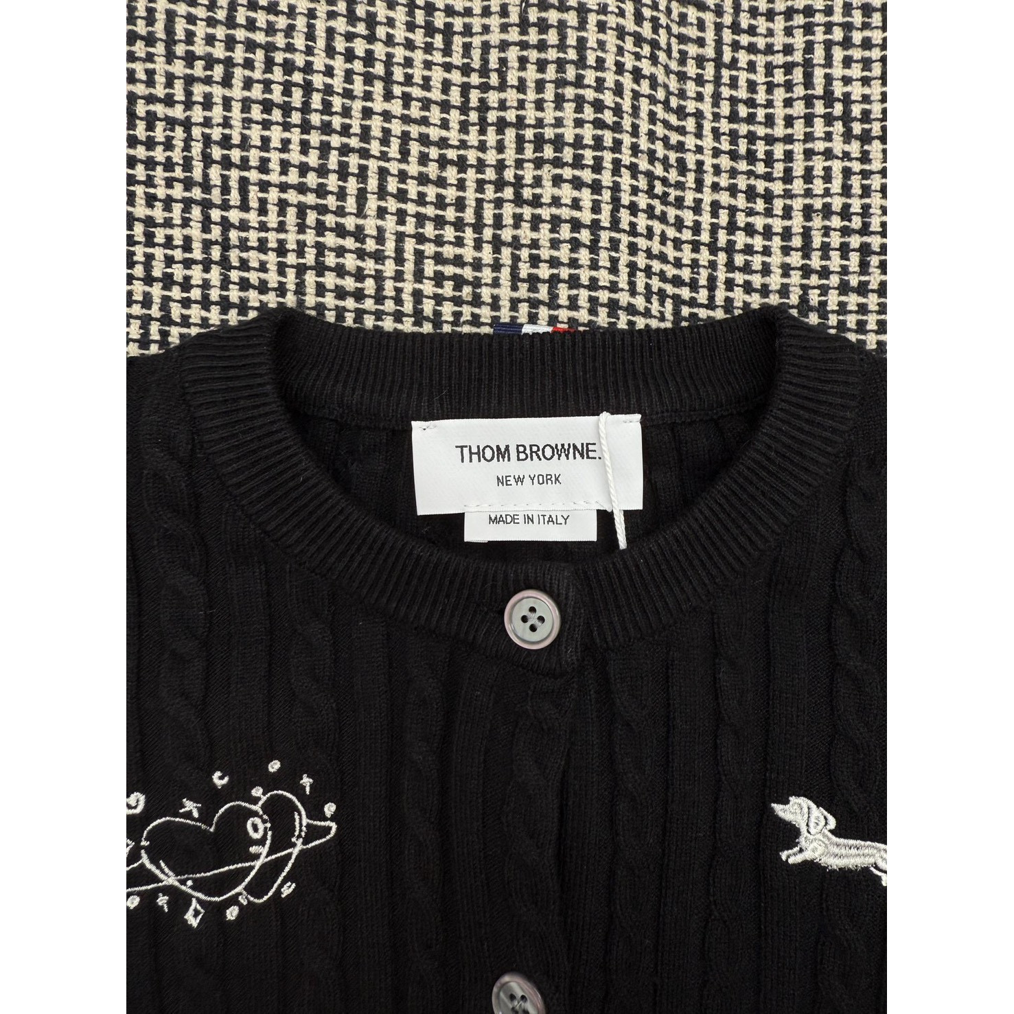 <p>Thom Browne 女款刺绣四杠针织开衫(黑)</p>