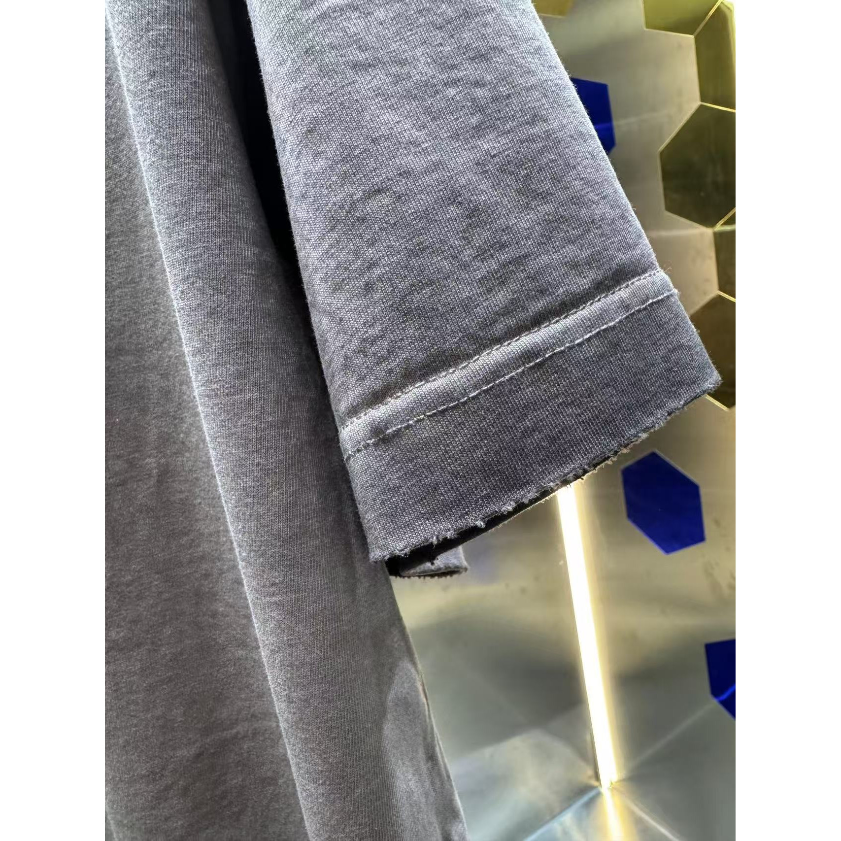 <p>Givenchy&nbsp;洗水磨破短袖T恤(洗水褐)</p>