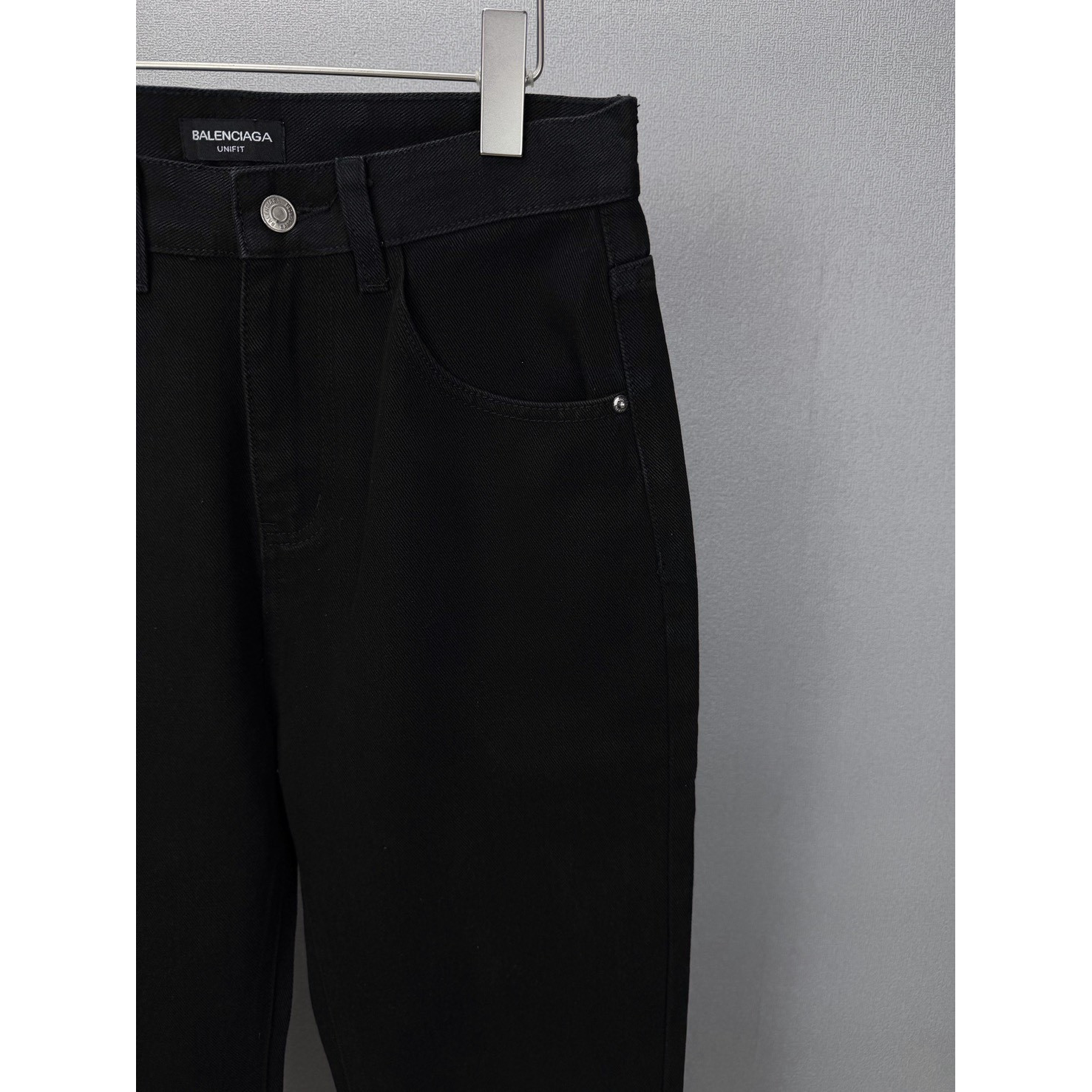 <p>Balenciaga&nbsp;口袋立体压胶字母印花情侣款水洗宽松牛仔裤&nbsp;</p>