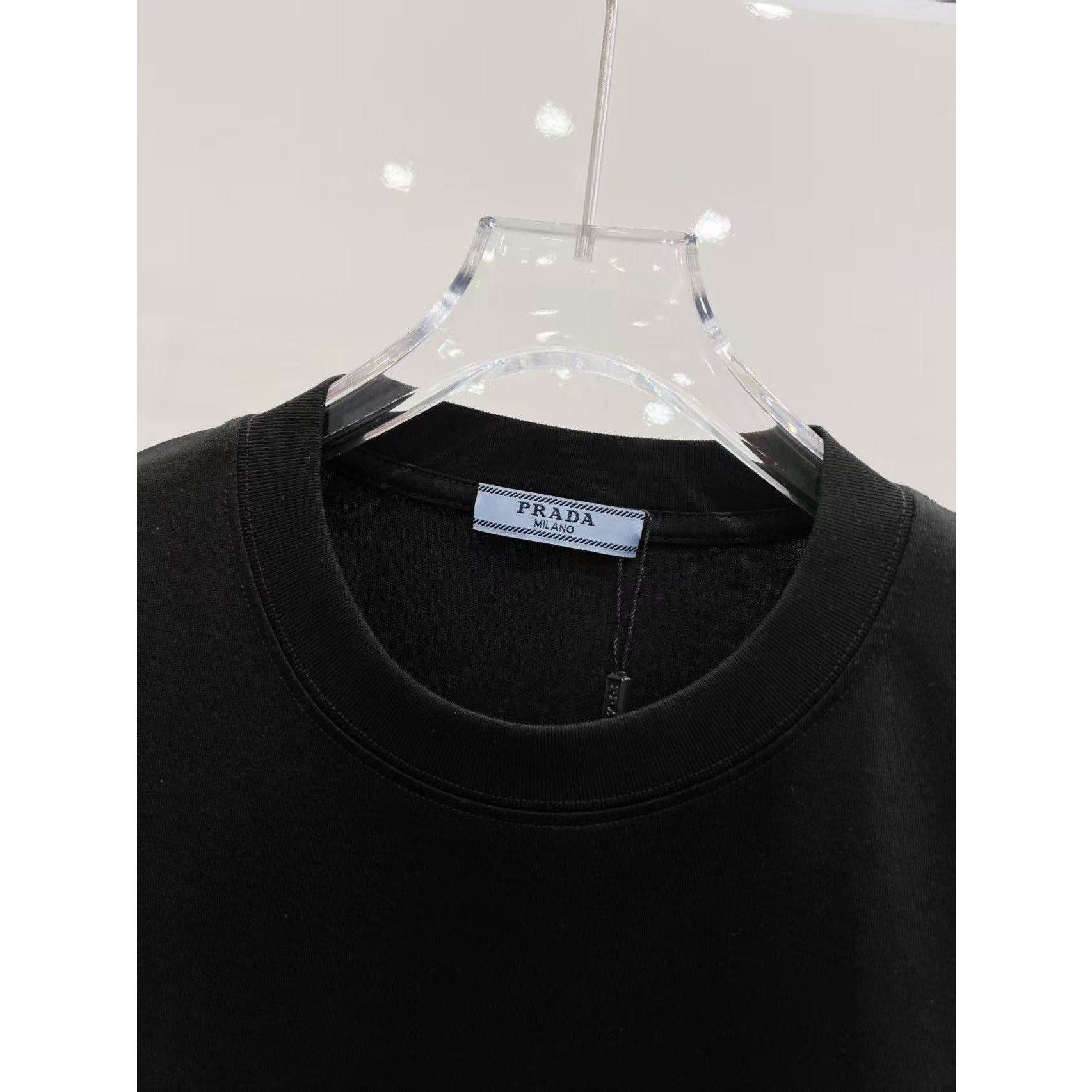 <p>PRADA&nbsp;圆领T恤(黑)</p>