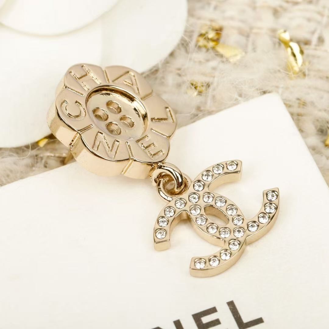 <p>CHANEL&nbsp;满钻双c纽扣花朵耳环</p>