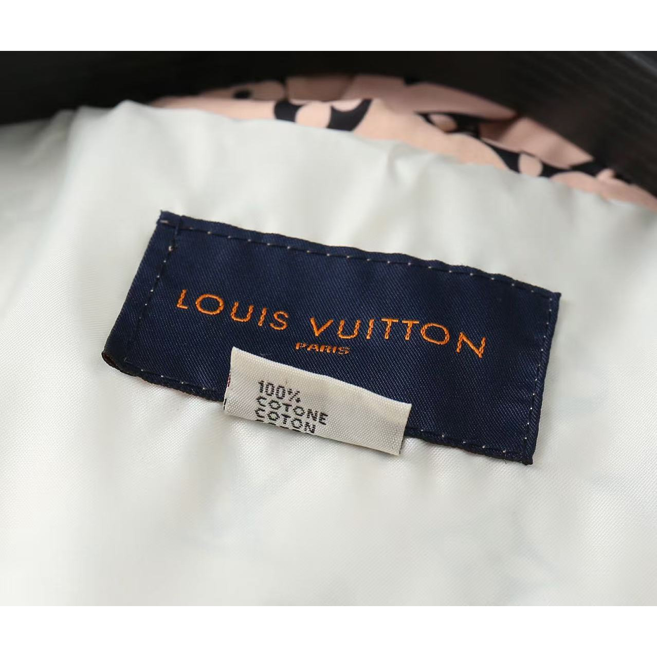 <p>LV 男士夹克外套(粉)</p>