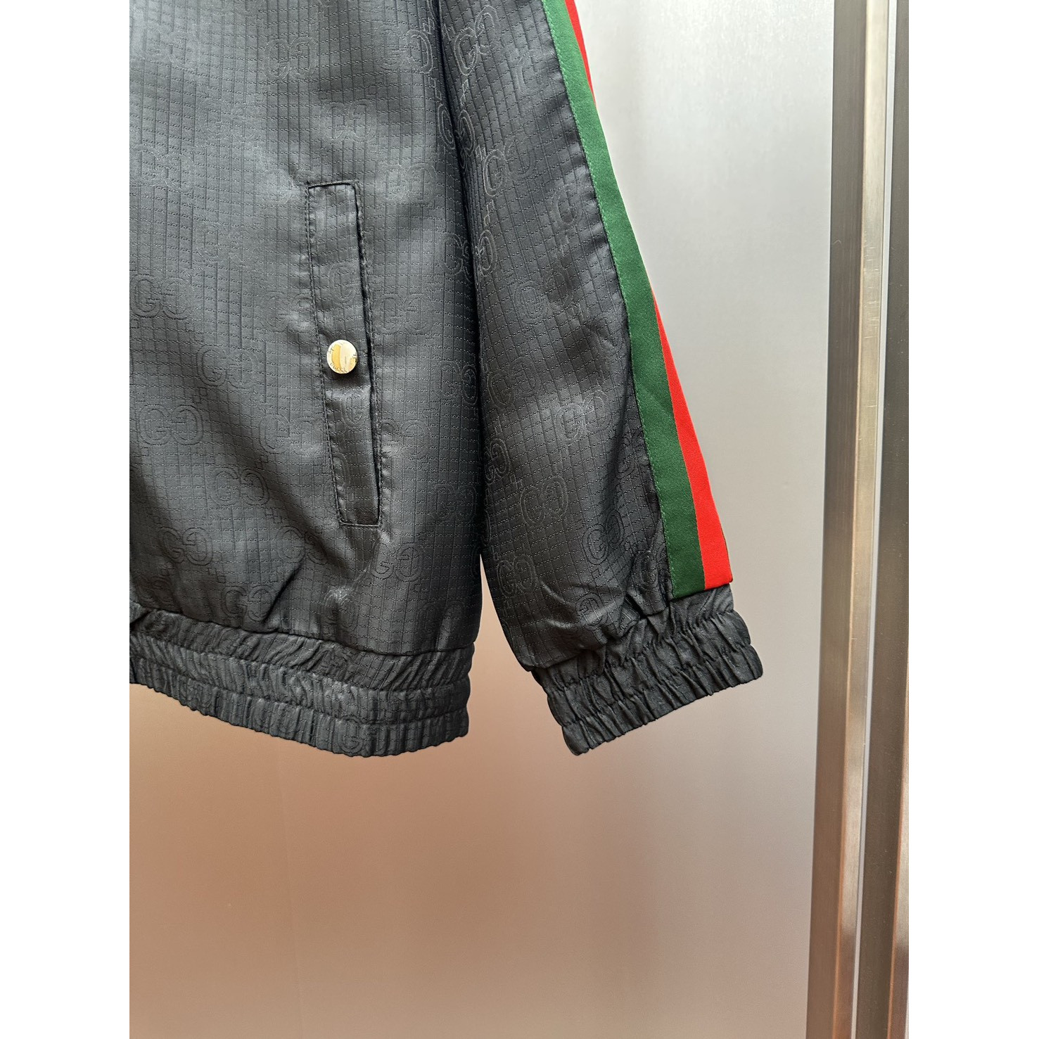 <p>GUCCI 织带互扣双G立领防风夹克(黑)</p>