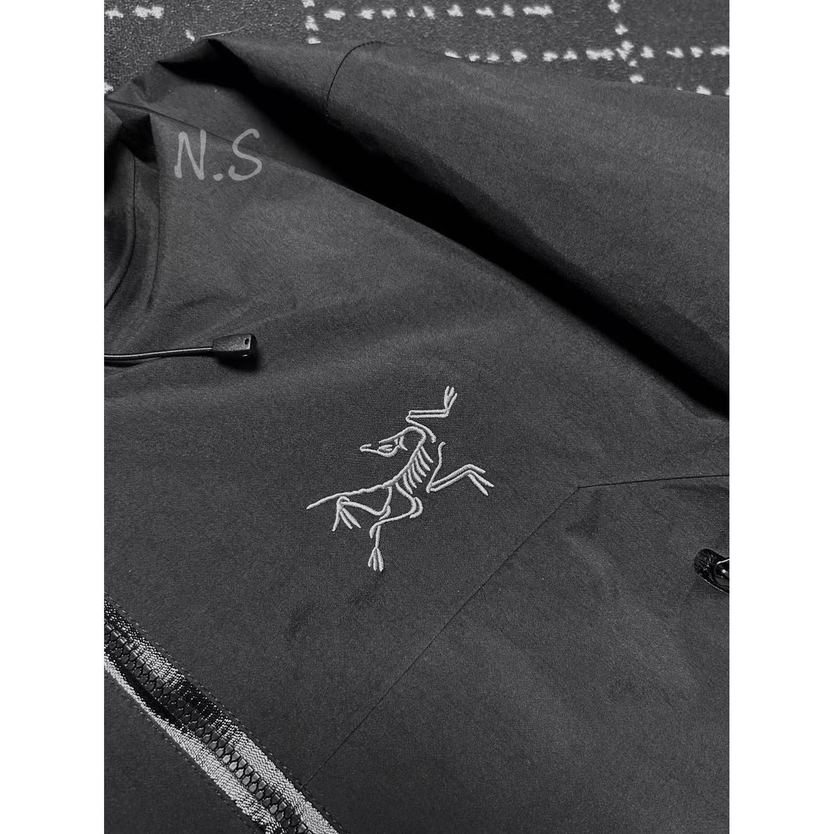 <p>Arc'teryx SL硬壳冲锋衣(黑)</p>