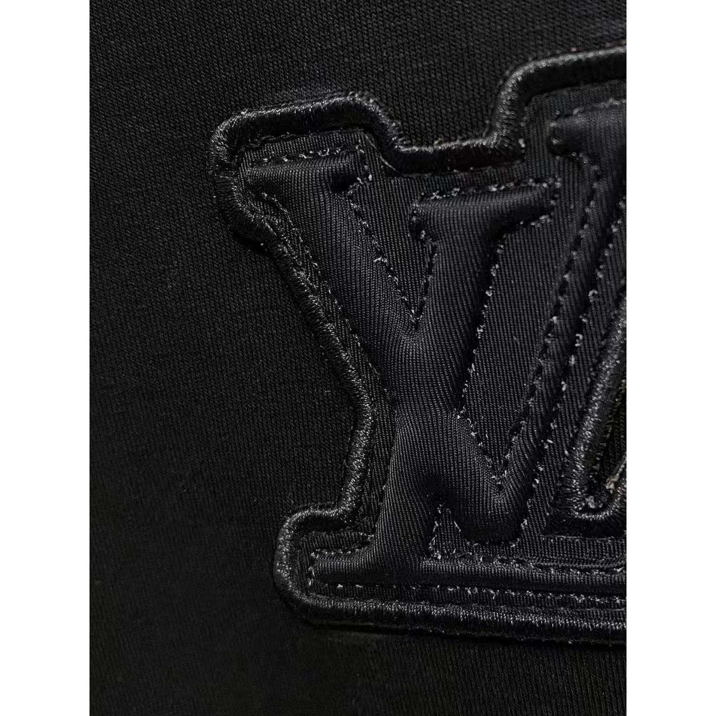 <p>LV&nbsp;太空棉卫衣(黑)</p>
