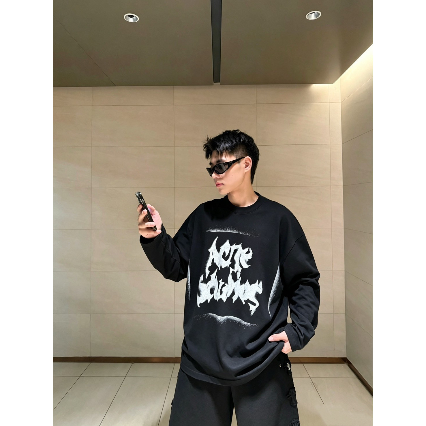 <p>ACNE&nbsp;长袖T恤(黑B15)</p>