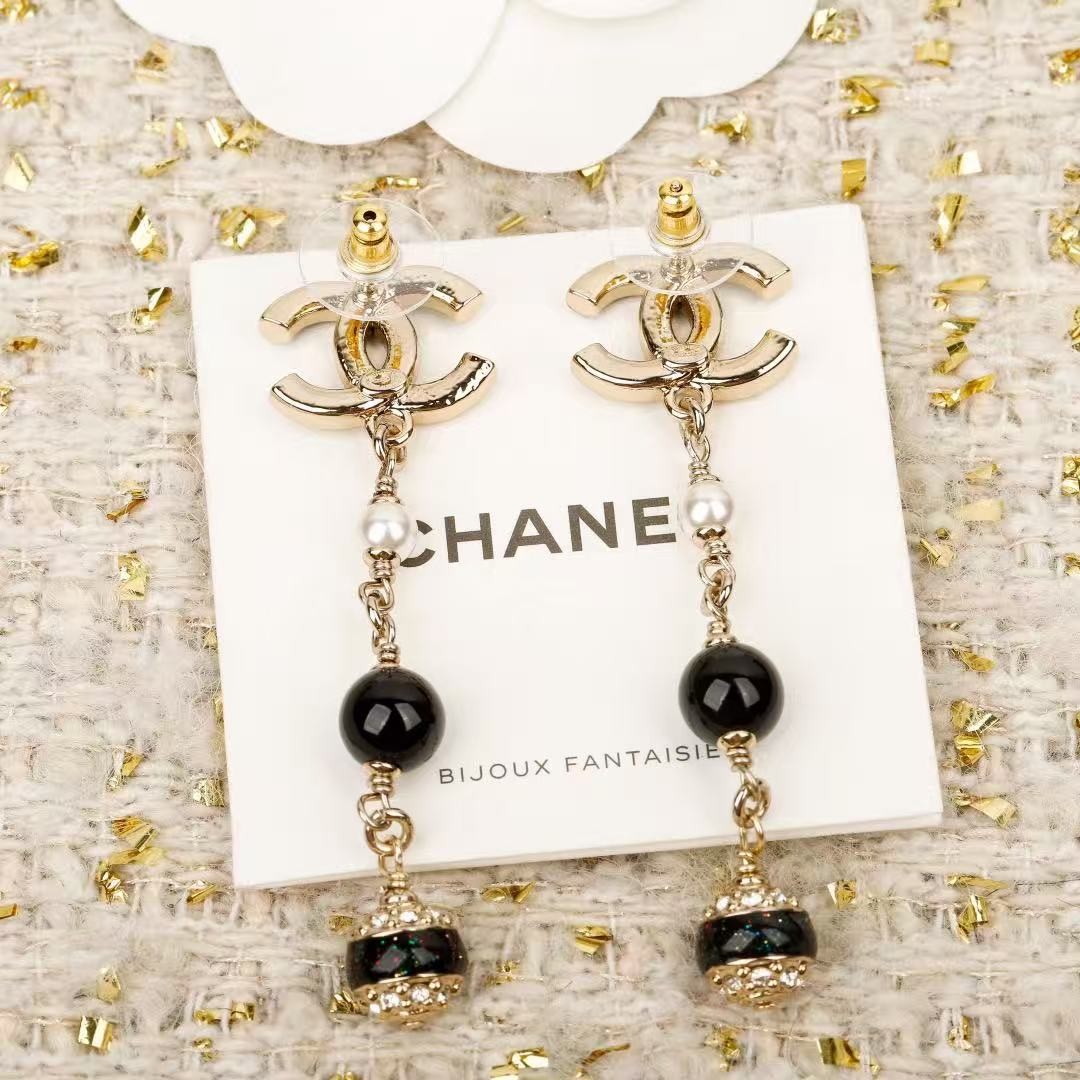 <p>CHANEL&nbsp;黑色珐琅耳钉</p>