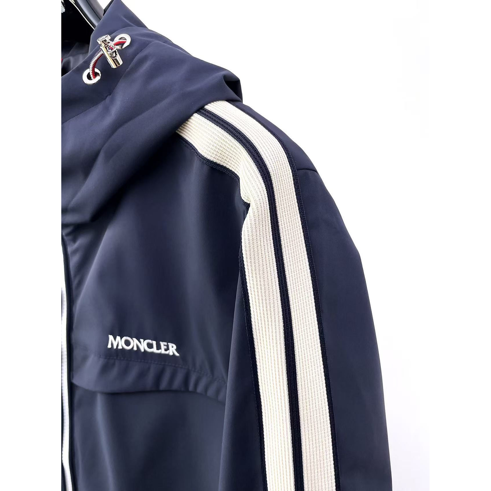 <p>MONCLER 时尚休闲夹克外套(藏青)</p>