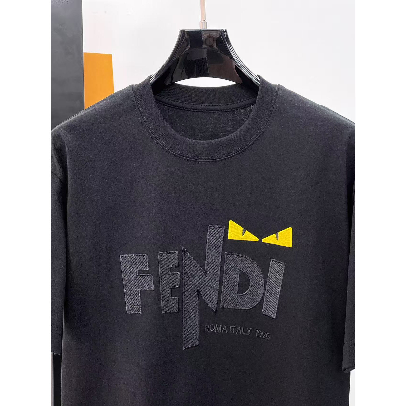 <p>FENDI&nbsp;专柜新款短袖T恤(黑)</p>