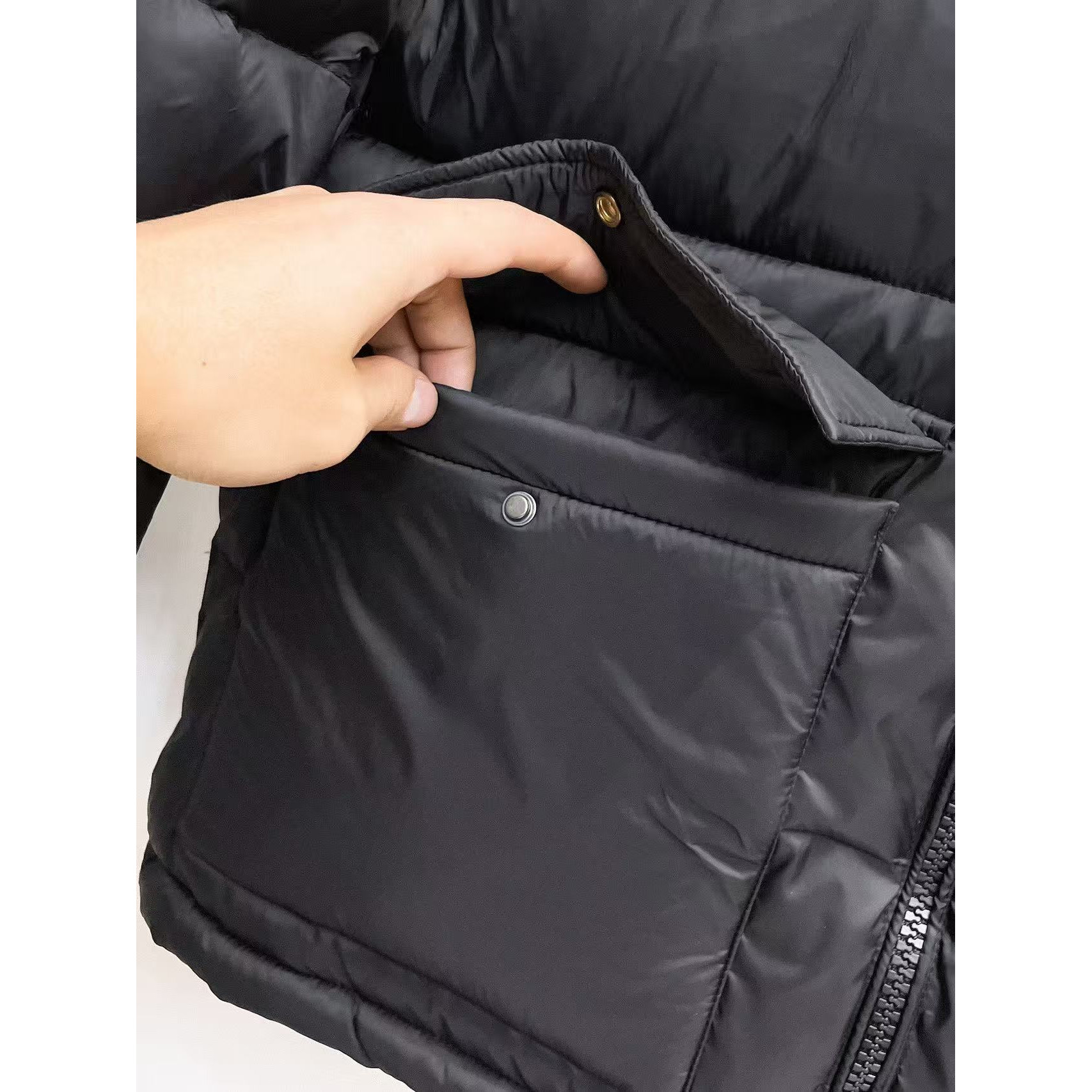 <p>GUCCI 秋冬新款羽绒服(黑)</p>