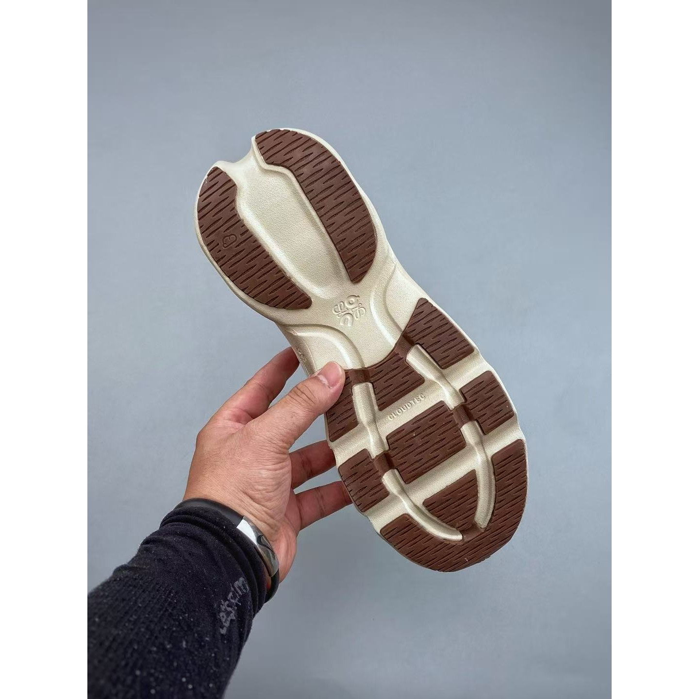 <p>Loewe x ON&nbsp; 联名 Cloudsolo 系列</p>