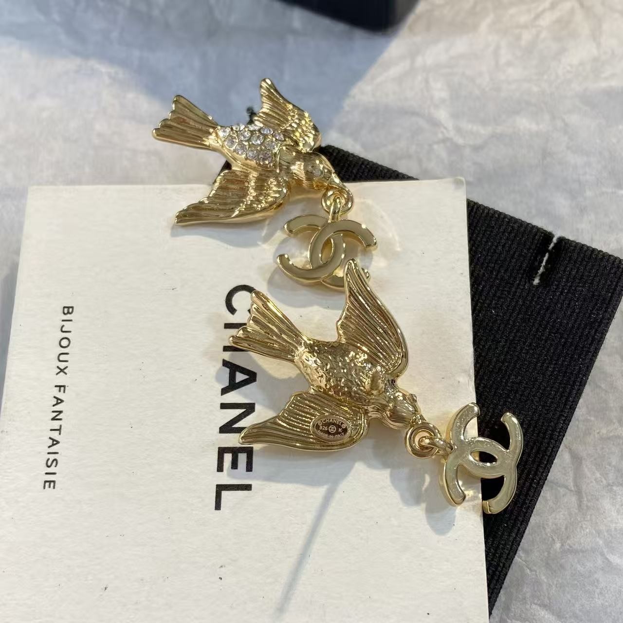 <p>CHANEL 飞鸟双C耳环</p>