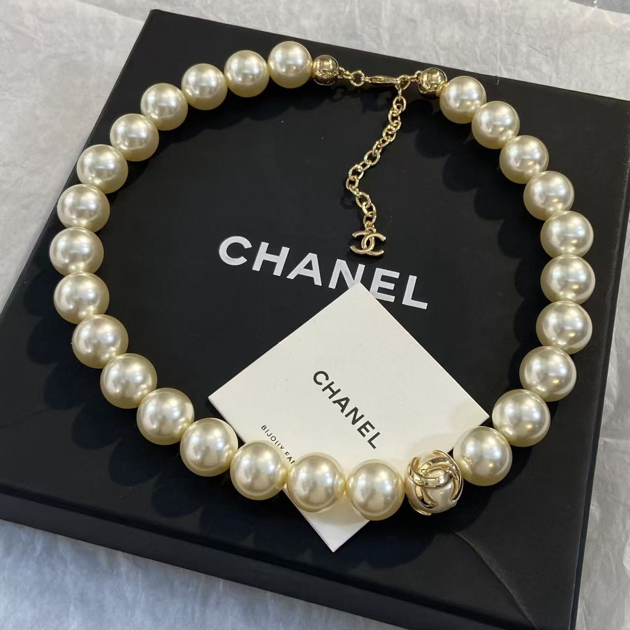 <p>CHANEL 抱珠吊金珠项链</p>