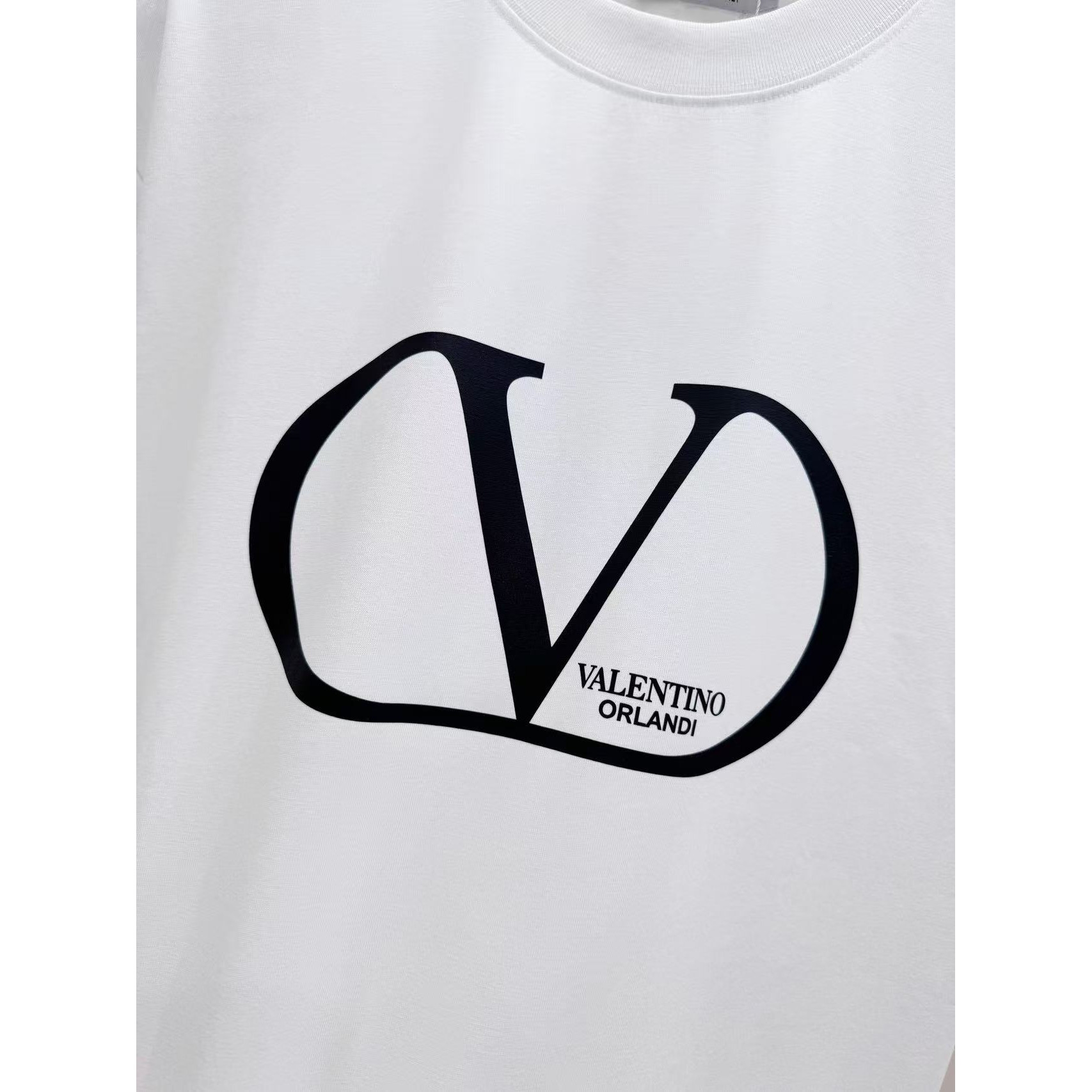<p>VALENTION&nbsp;印花短袖T恤(白)</p>