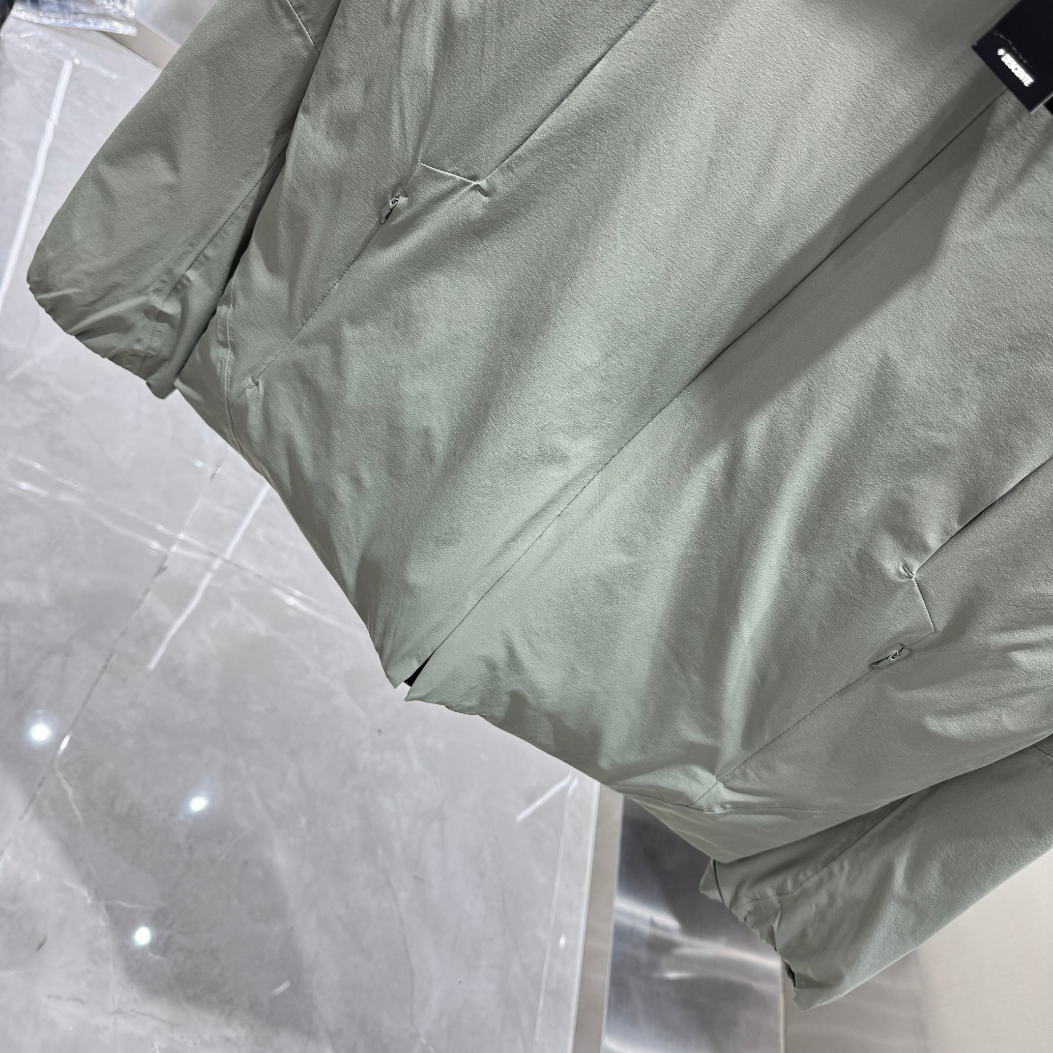 <p>DESCENTE 运动羽绒服(绿)</p>