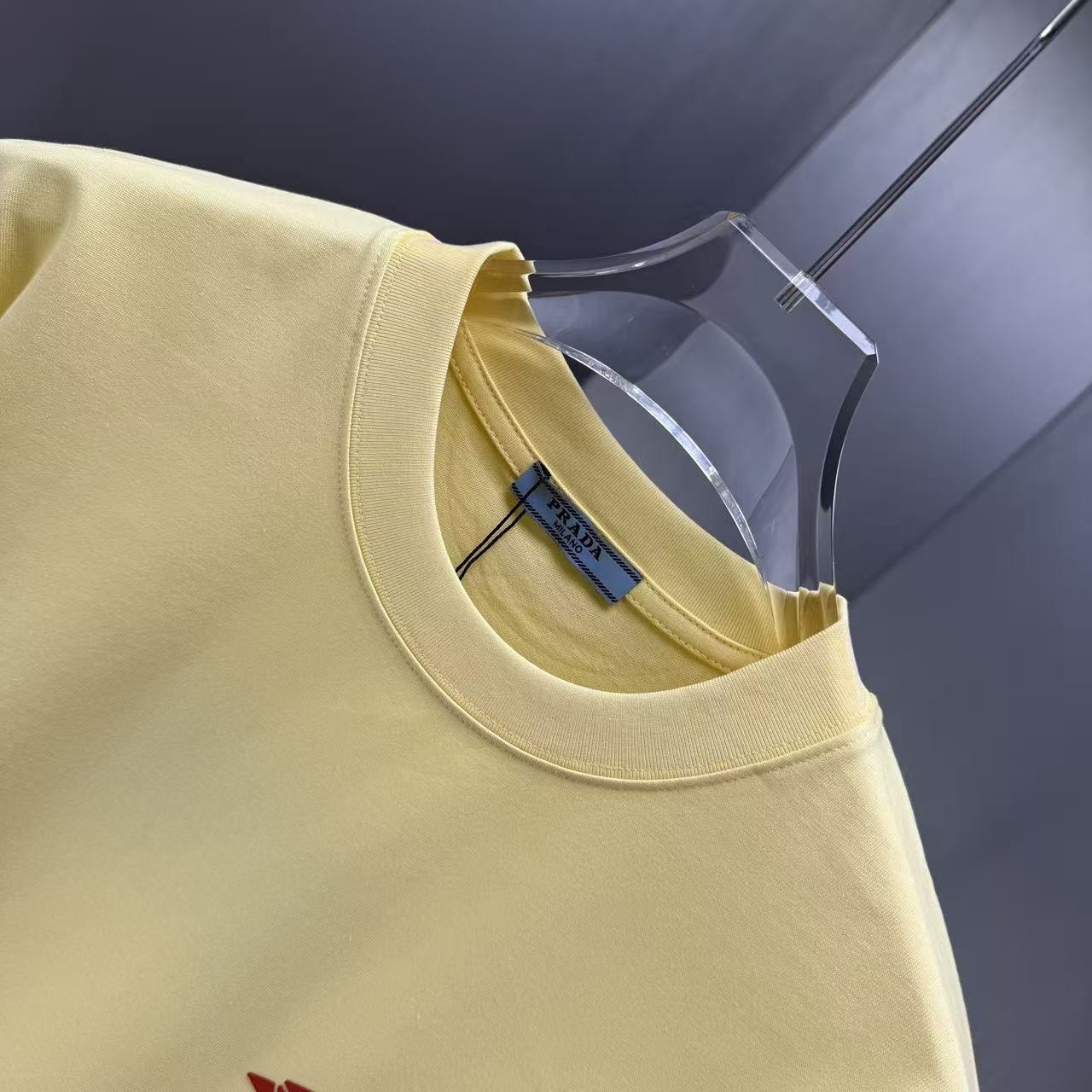 <p>Prada 短袖T恤(黃)</p>