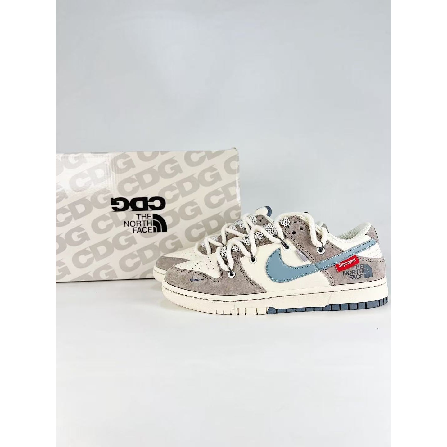 <p>NIKE DUNK SB LOW 白灰藍</p>