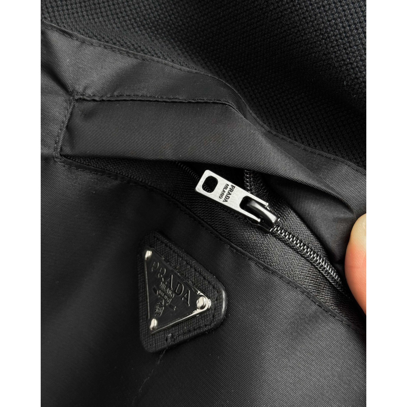 <p>PRADA&nbsp;短袖翻领polo衫(黑)</p>