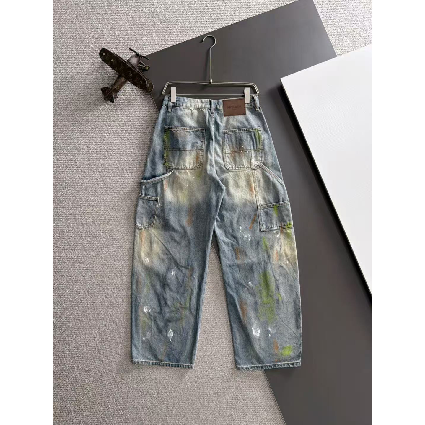 <p>Balenciaga 男士款重工直筒弯刀牛仔裤(藍)</p>