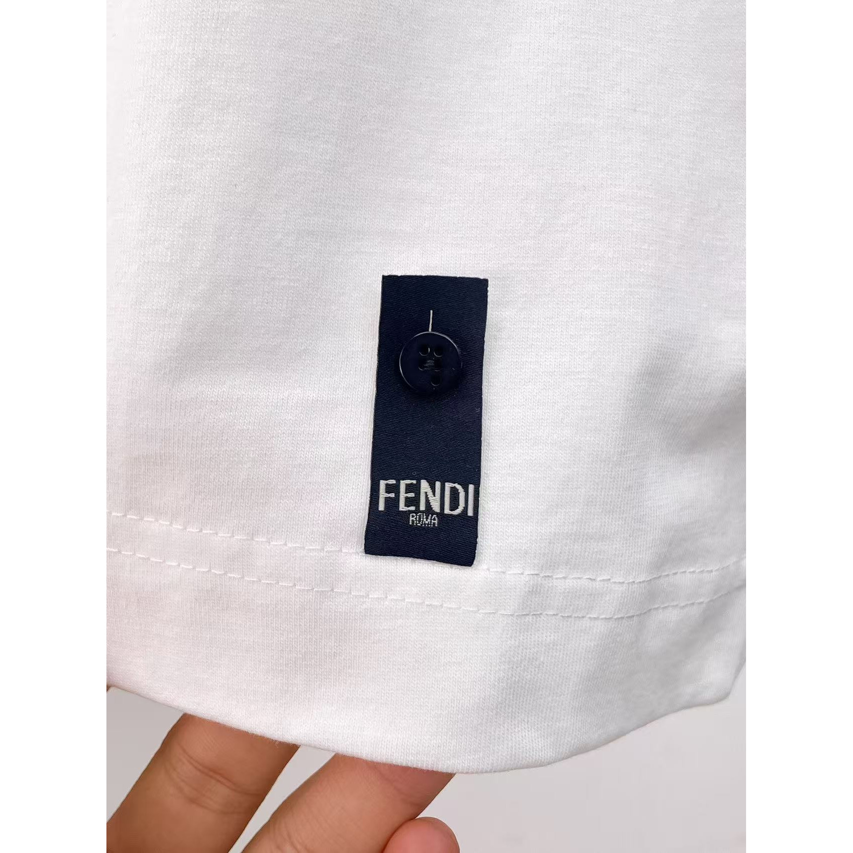 <p>FENDI&nbsp;专柜新款短袖T恤(白)</p>