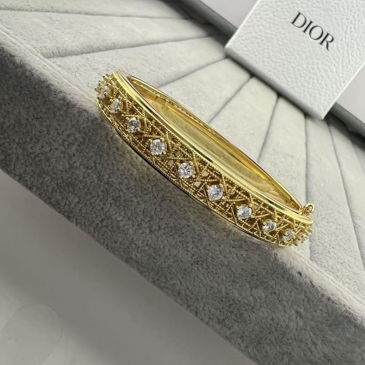 <p>Dior 扭绳菱形网格主钻手镯<br />
&nbsp;</p>