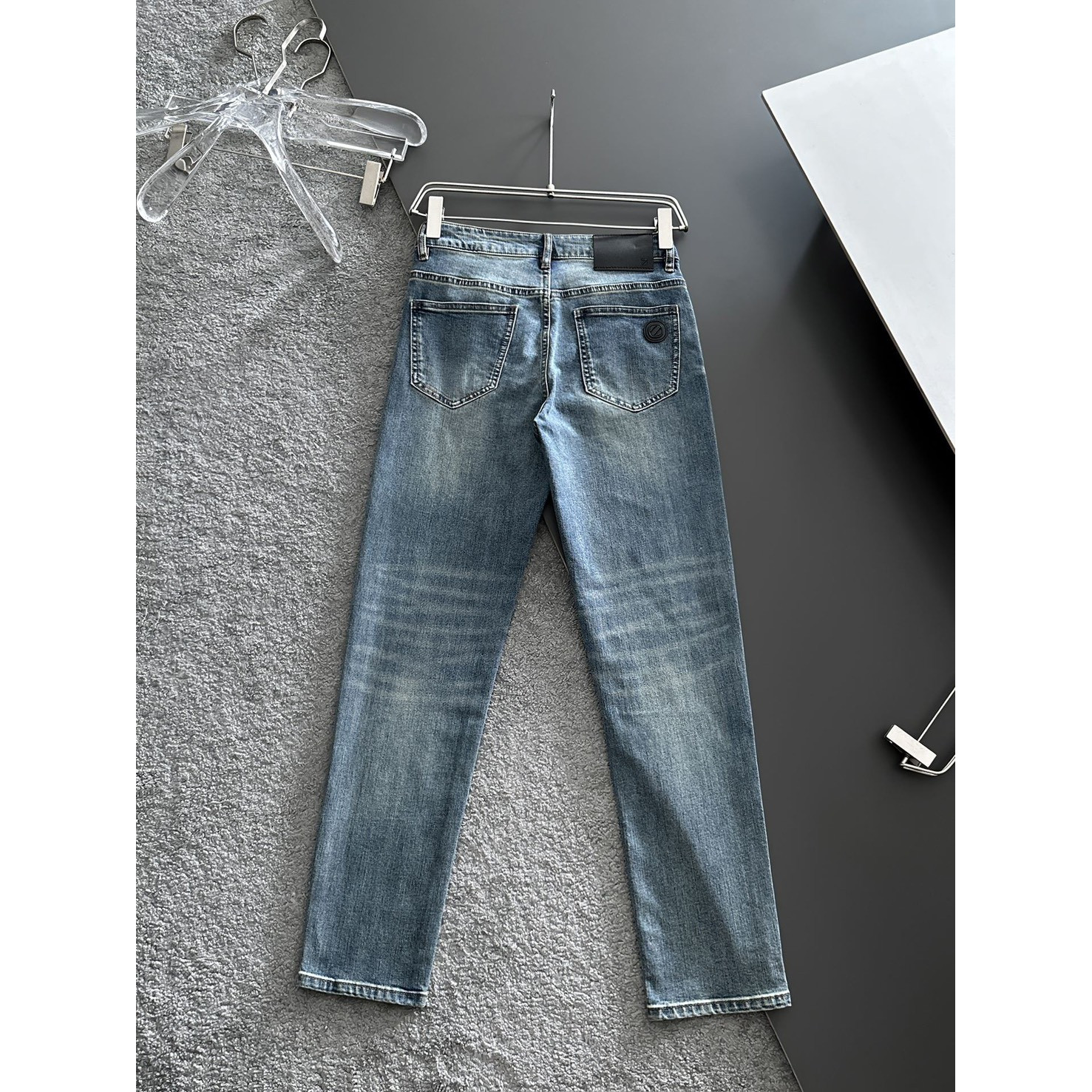 <p>Ermenegildo Zegna 高品质牛仔裤(淺藍)</p>