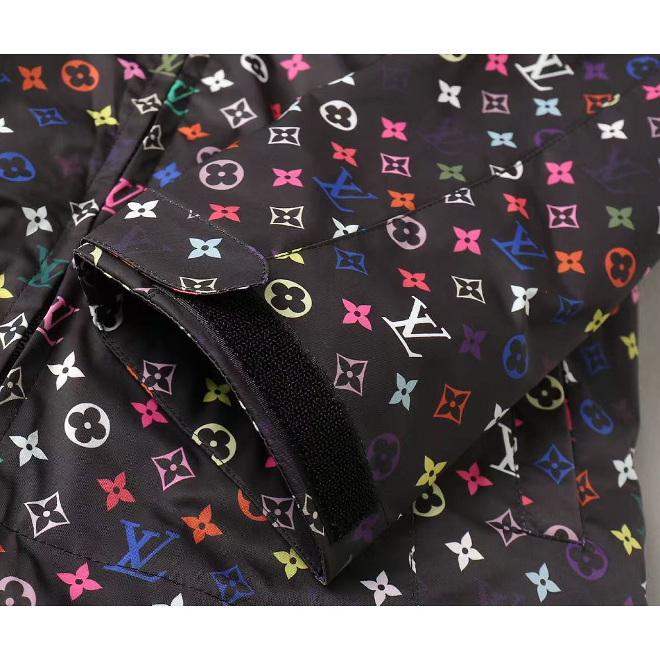 <p>LV 男士夹克外套(800812)<br />
&nbsp;</p>