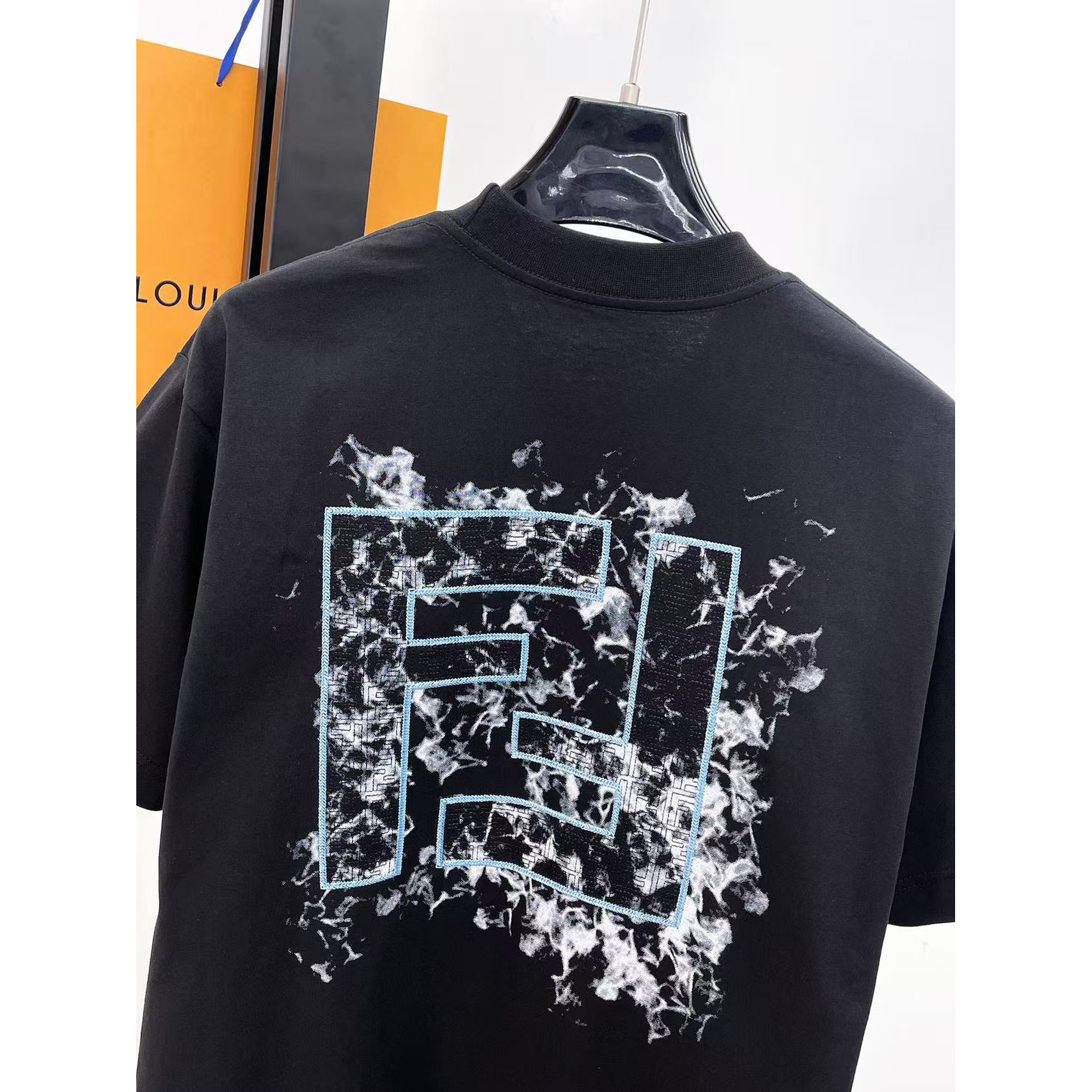 <p>FENDI&nbsp;专柜新款短袖T恤(黑)</p>