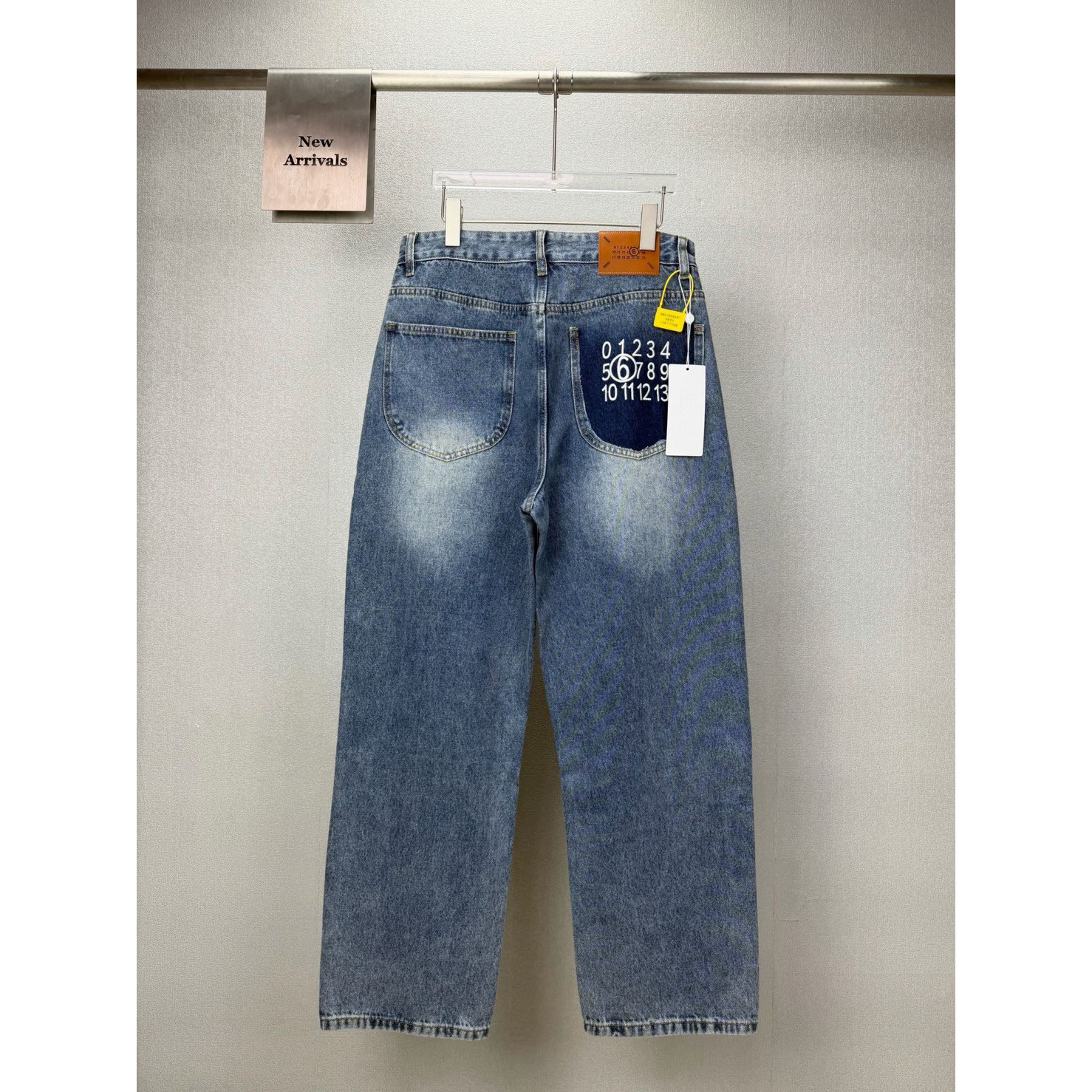 <p>Maison Margiela 口袋刺绣🪡数字🔢情侣款水洗宽松牛仔裤(藍)</p>