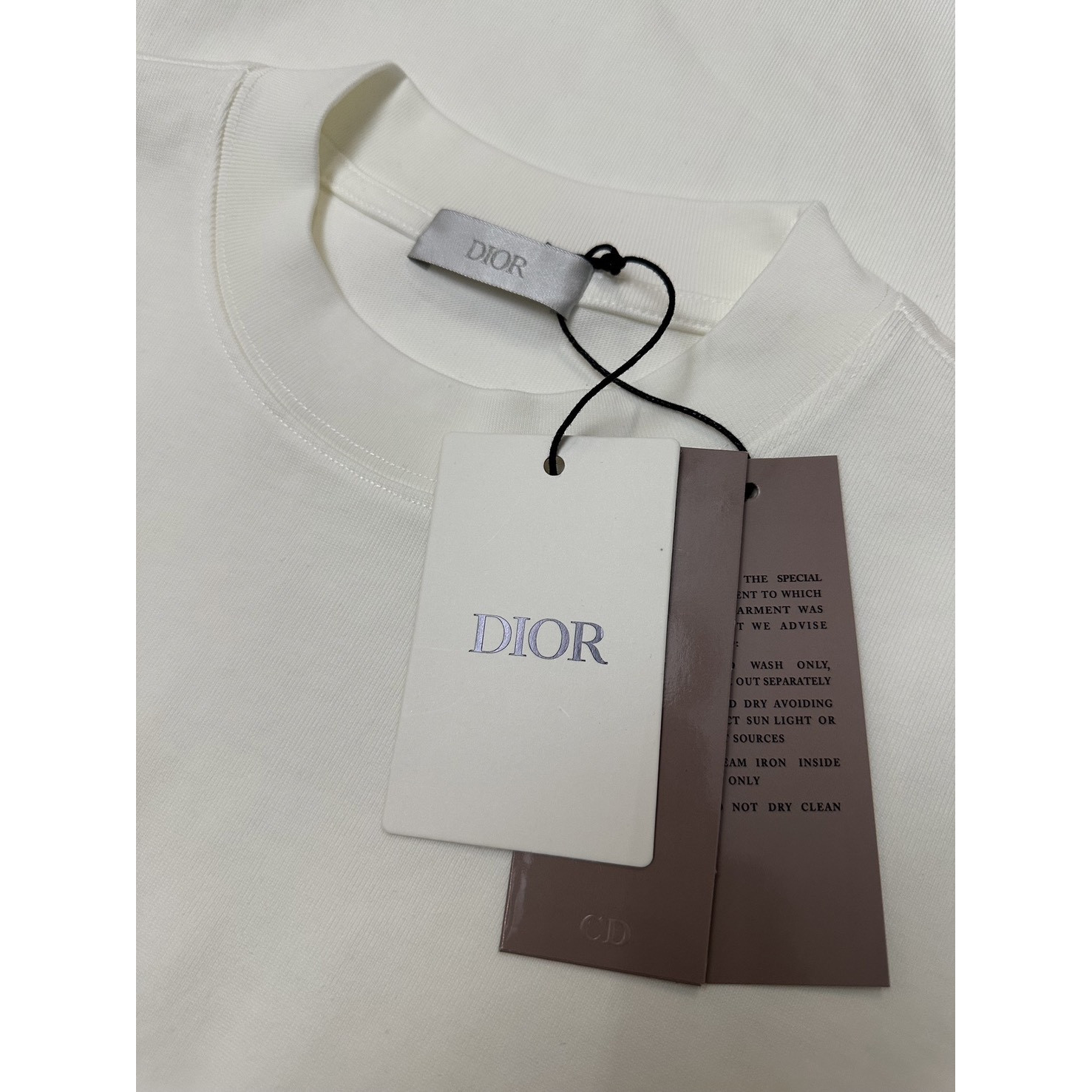 <p>Dior logo刺绣短袖T恤(白)</p>