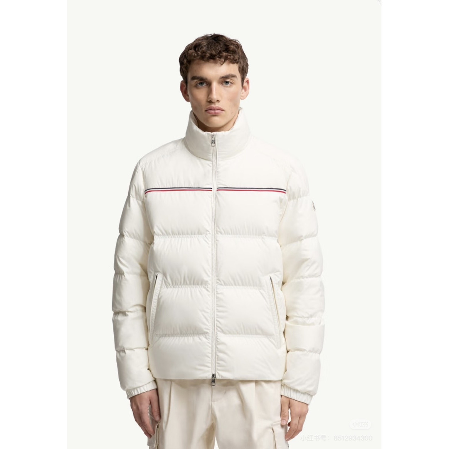 <p>Moncler&nbsp;短款拉链立领长袖夹克(白)</p>