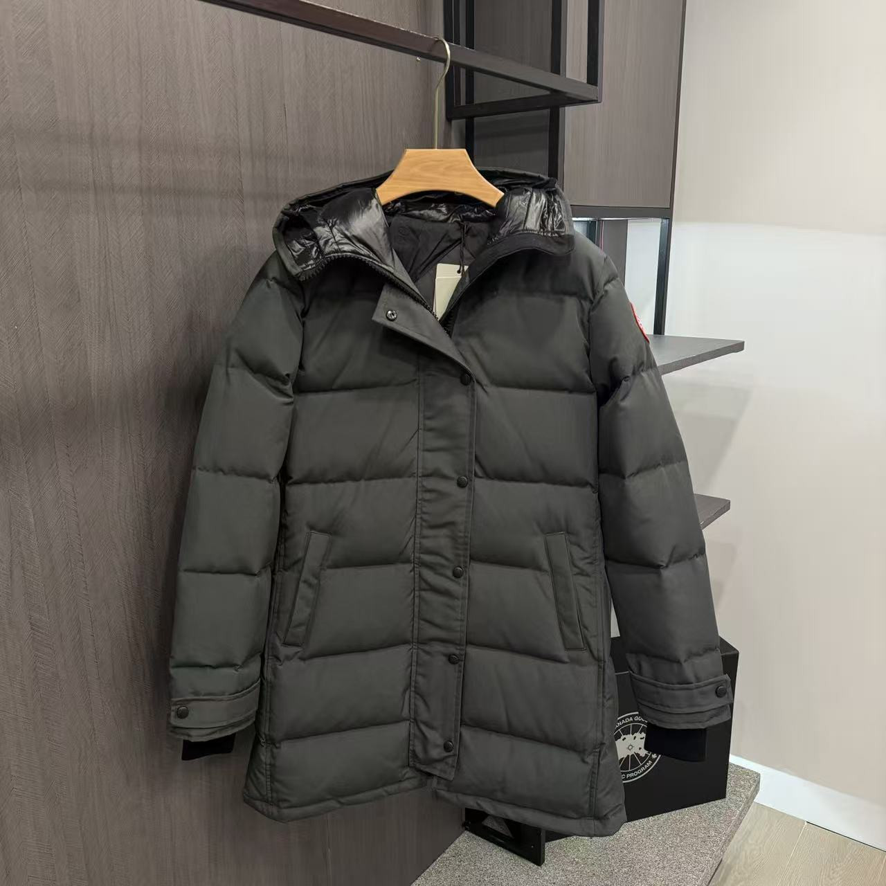 <p>Canada Goose Shelburn*派克大衣羽绒服(灰色紅標)</p>