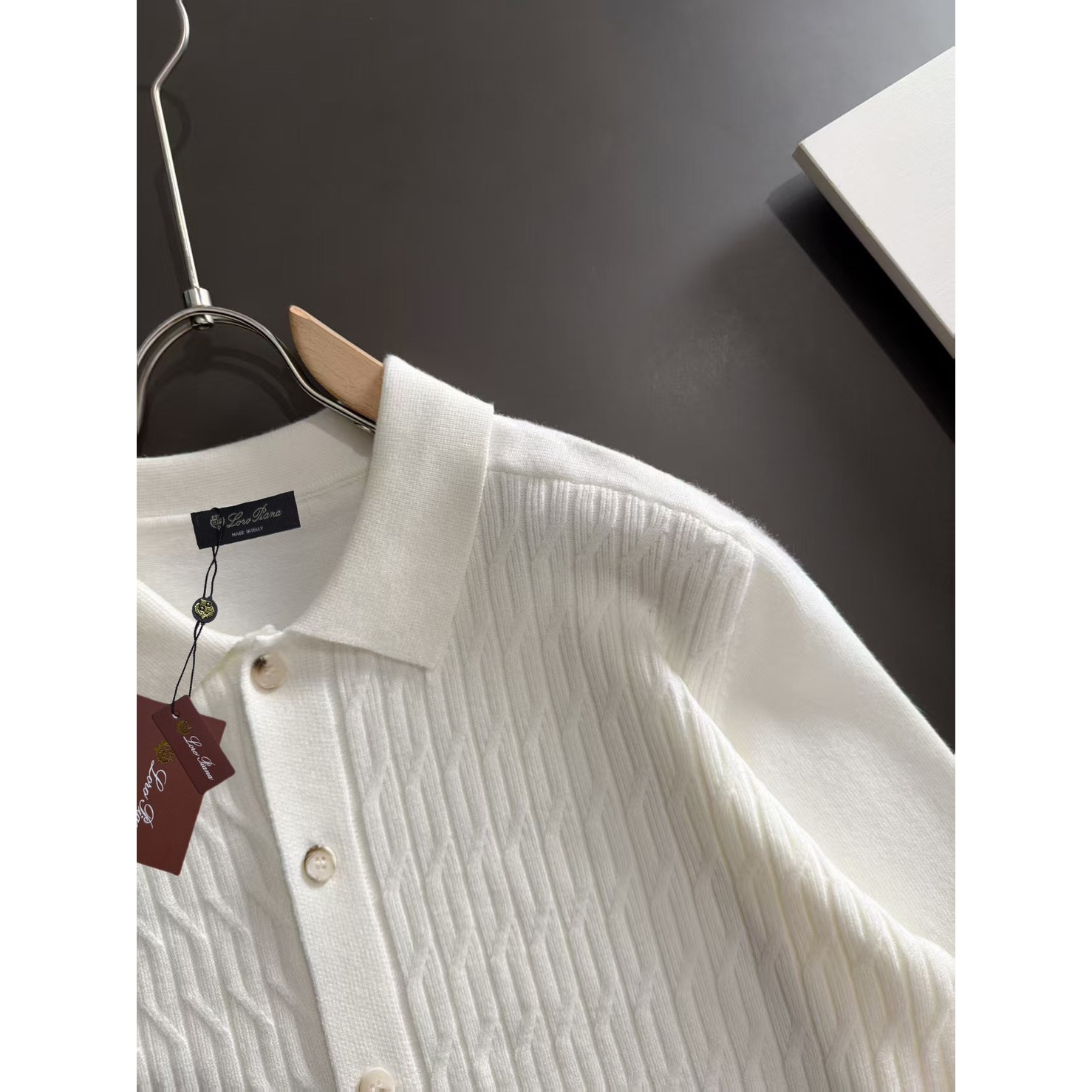<p>Loro Piana 男士翻领针织外套(白)</p>