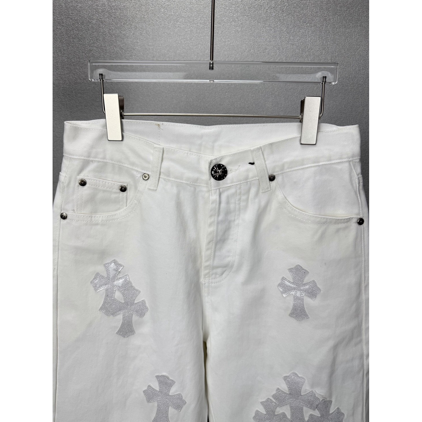 <p>CHROME HEARTS 白色牛王星空十字架拼皮情侣款宽松牛仔裤&nbsp;</p>