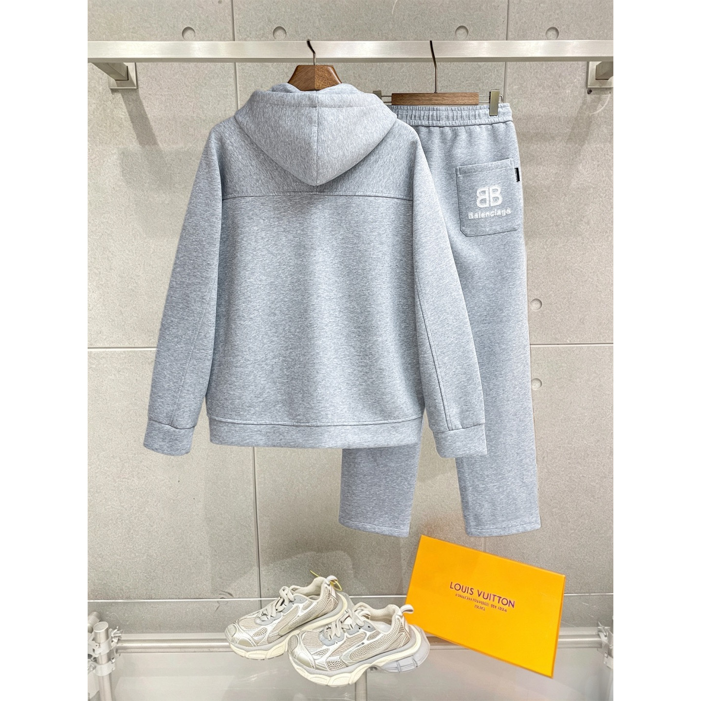 <p>Balenciaga 套裝(灰)</p>