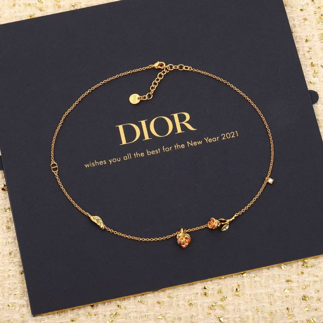 <p>DIOR&nbsp;r玫瑰花项链</p>