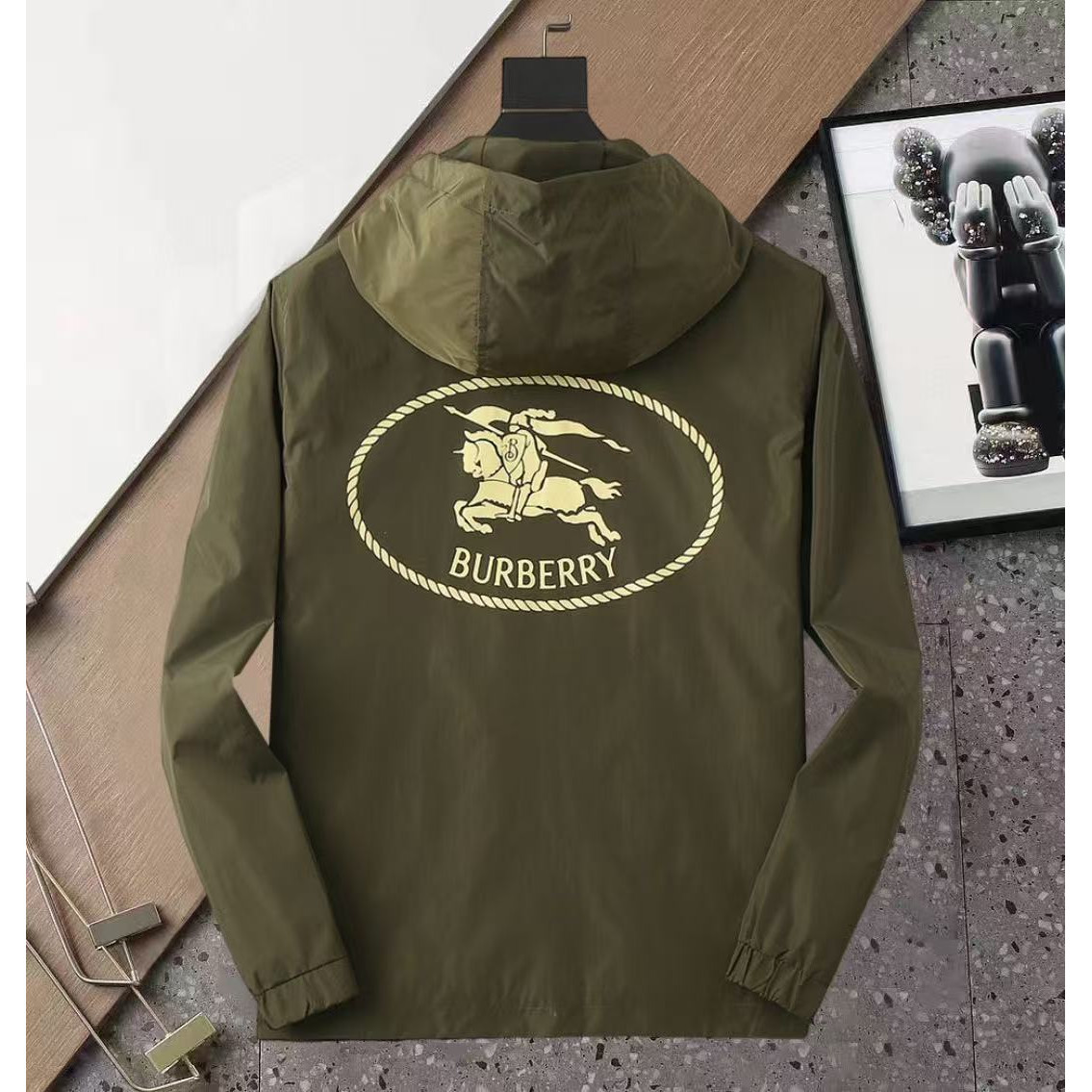 <p>BURBERRY 男士夹克外套(綠)<br />
&nbsp;</p>