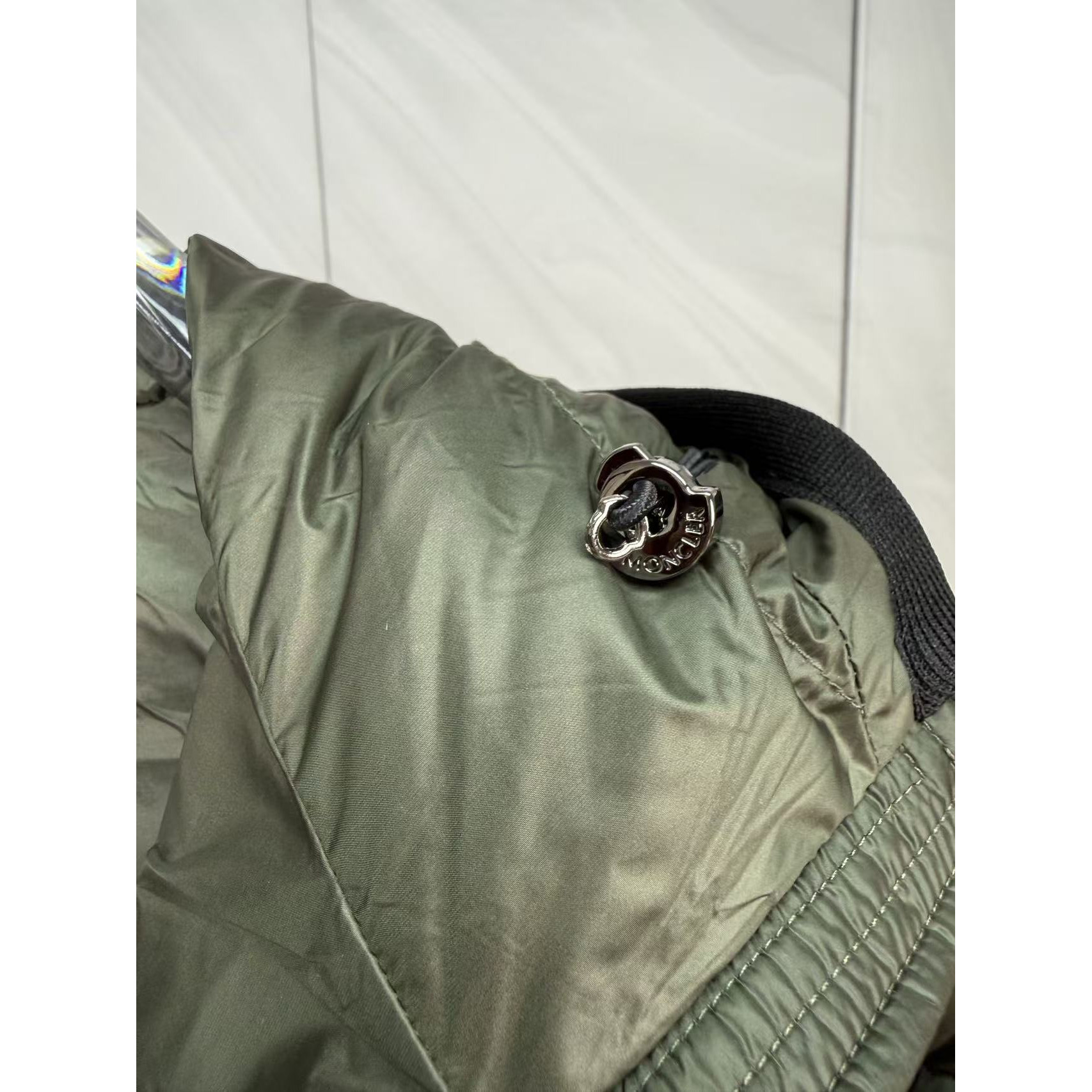 <p>Moncler Bles系列羽绒服(軍綠)</p>