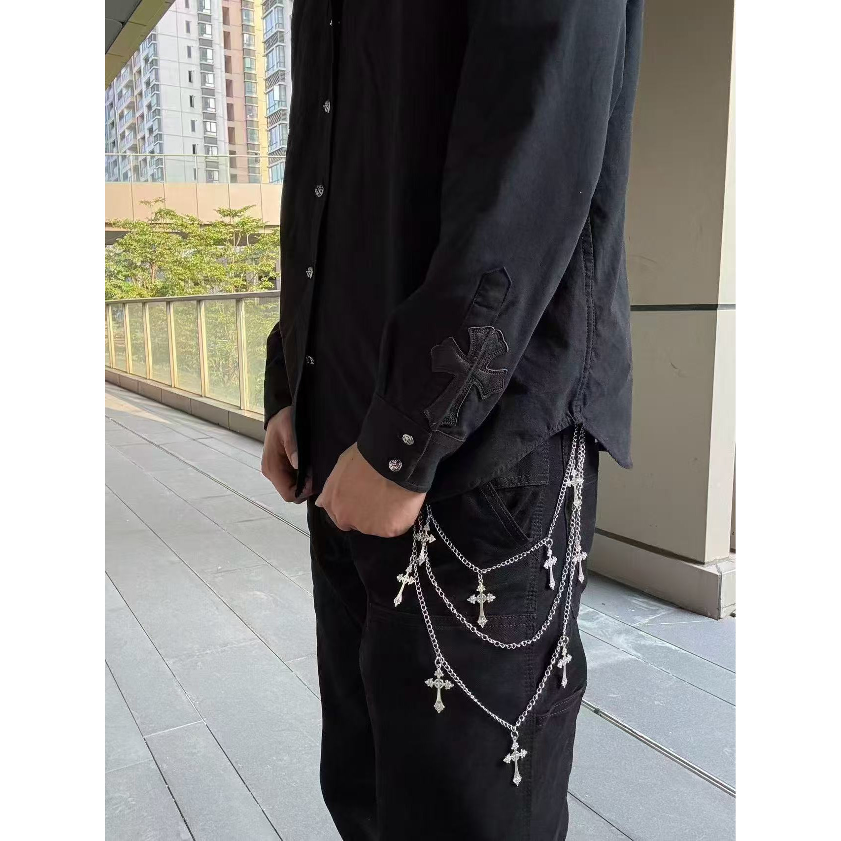 <p>CHROME HEARTS Vintage火焰拼皮工装长袖衬衫(黑)</p>