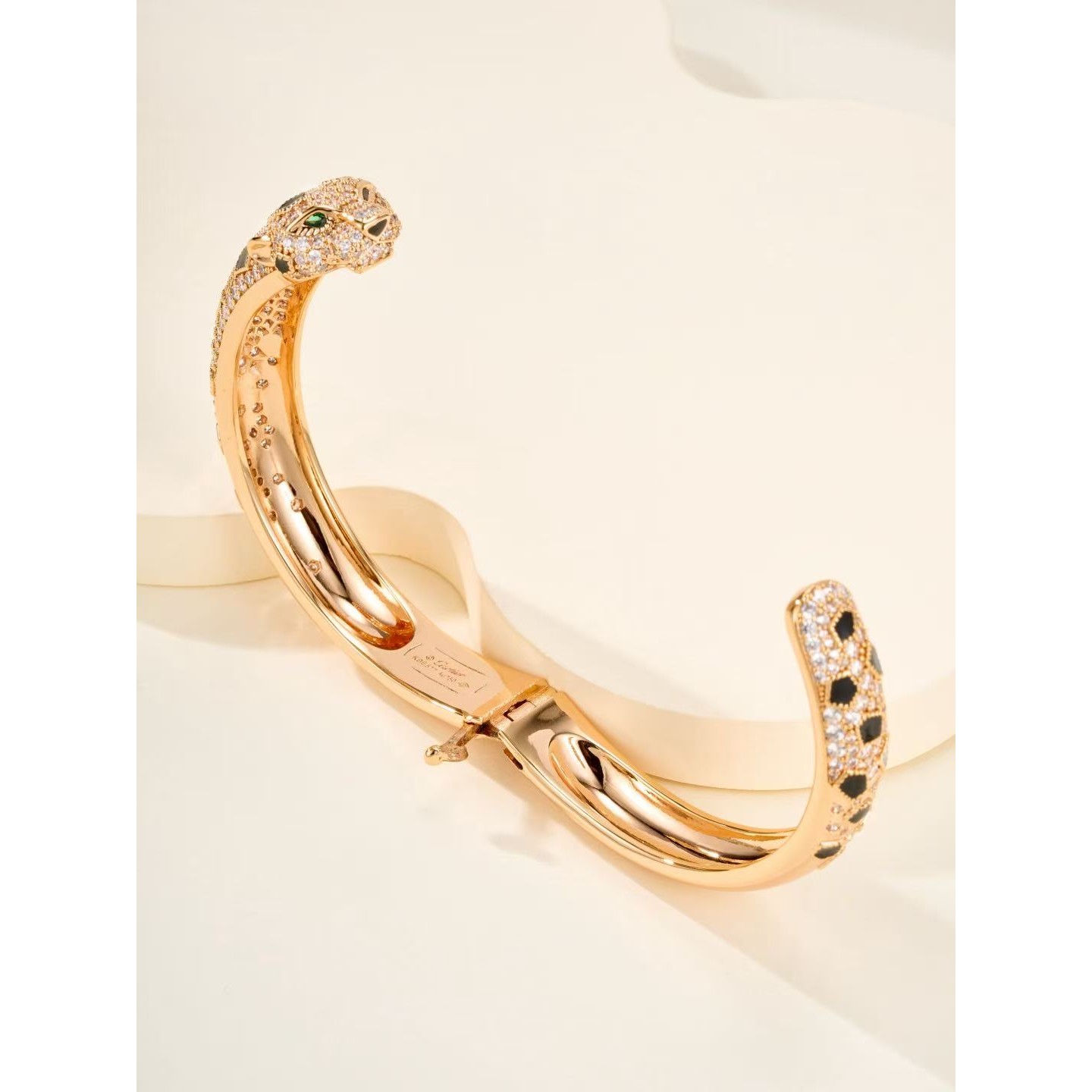 <p>CARTIER&nbsp;手镯</p>