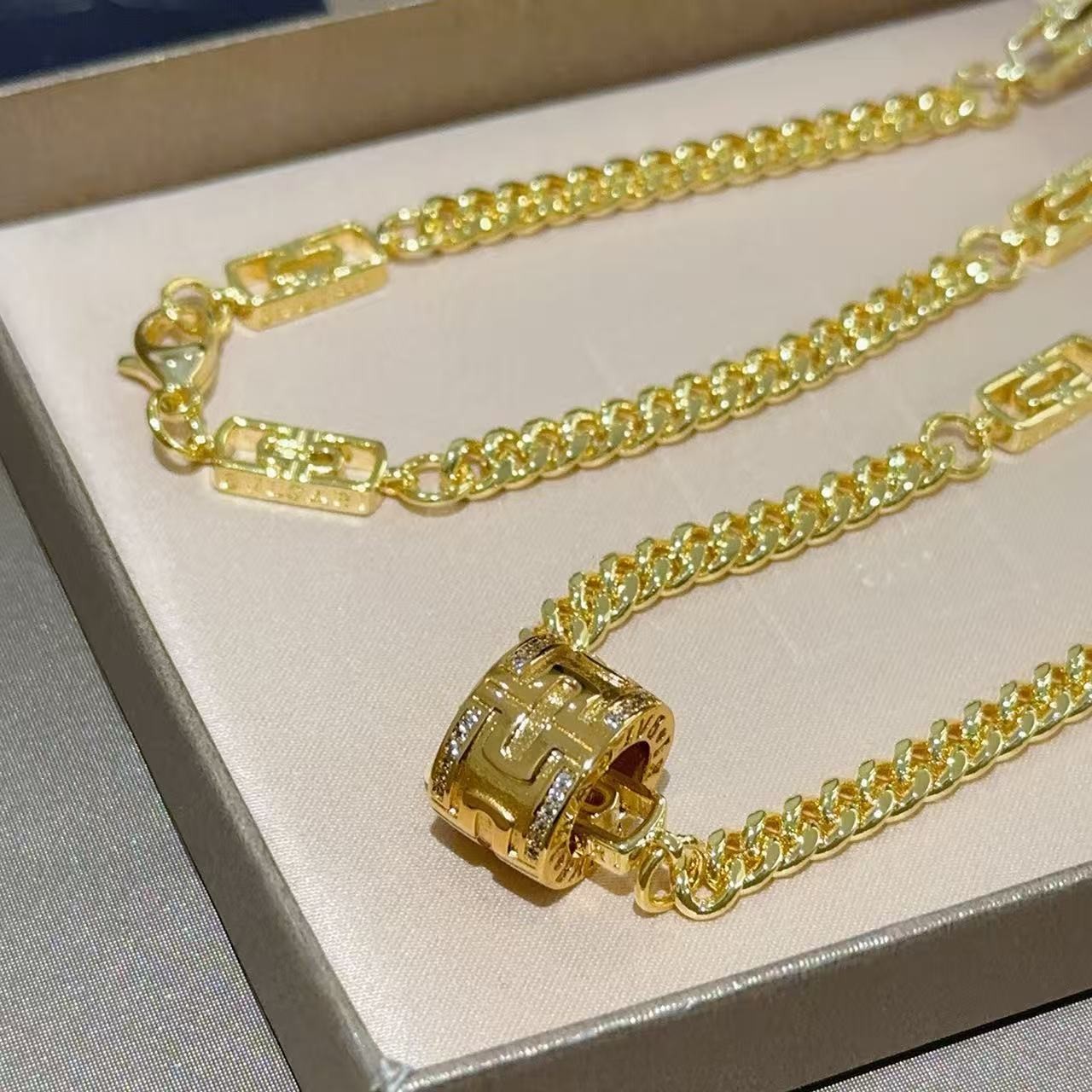 <p>BVLGARI&nbsp;项链</p>