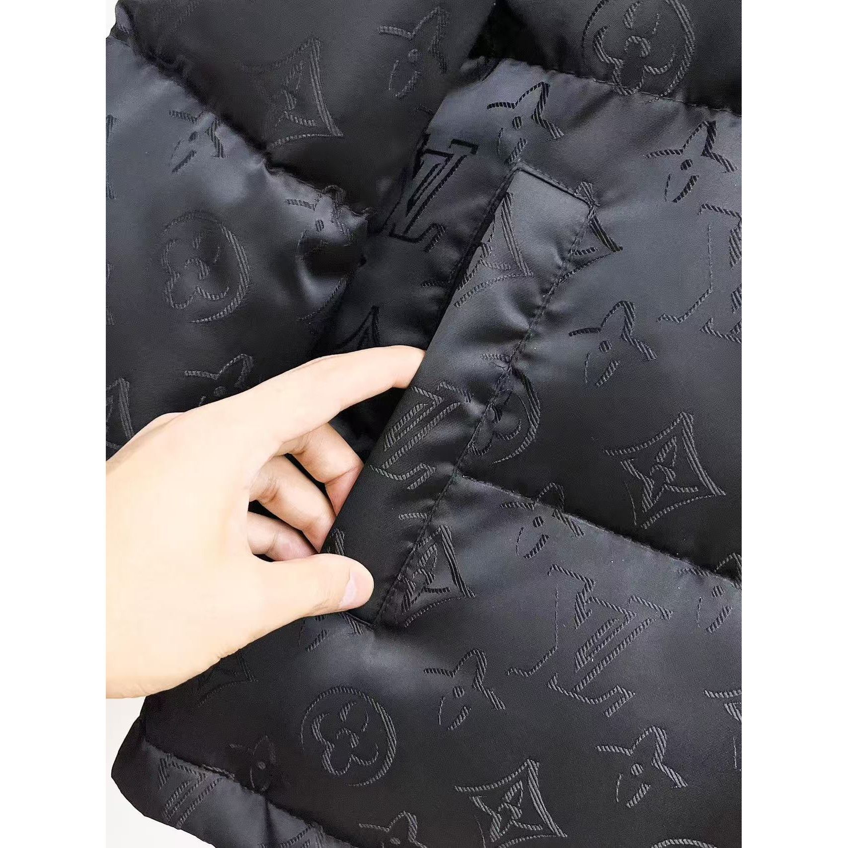 <p>LV 秋冬新款羽绒服(黑)</p>