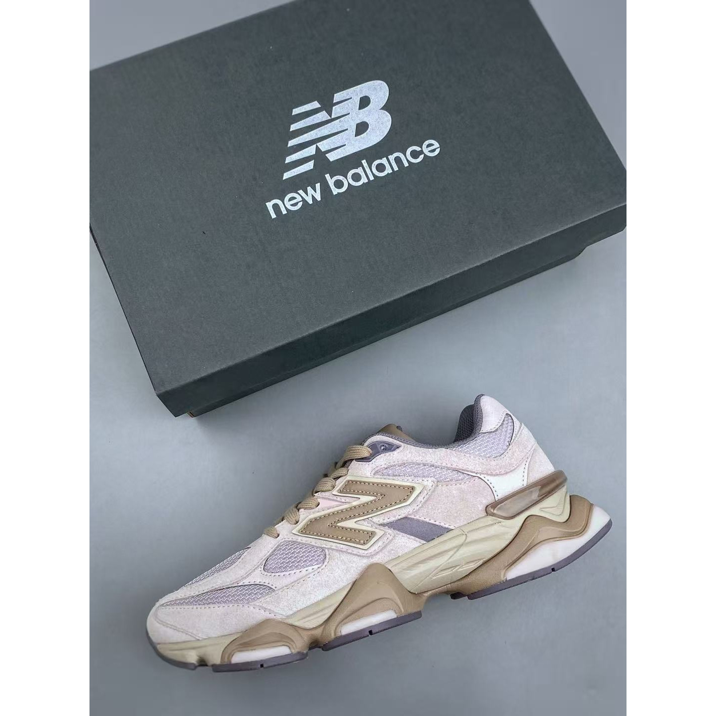 <p>New Balance NB9060 复古运动鞋&nbsp;</p>