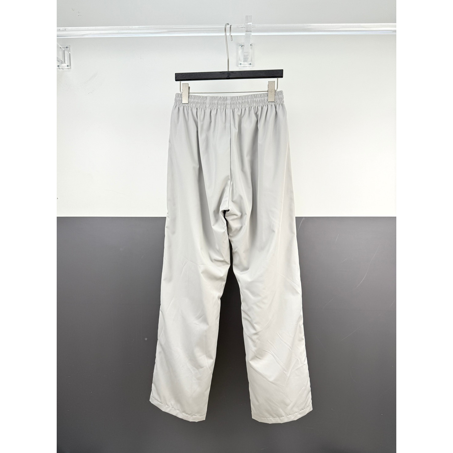<p>Balenciaga FOOTBALL系列3B徽标刺绣运动长裤(灰)</p>