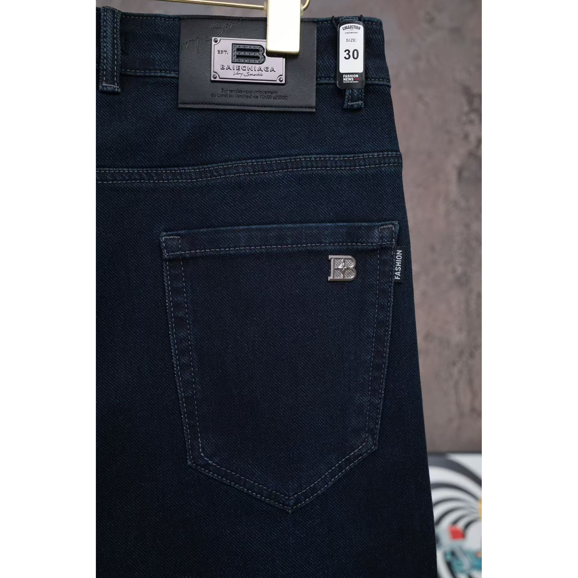 <p>Balenciaga 拉链直筒牛仔裤(黑M3065)</p>