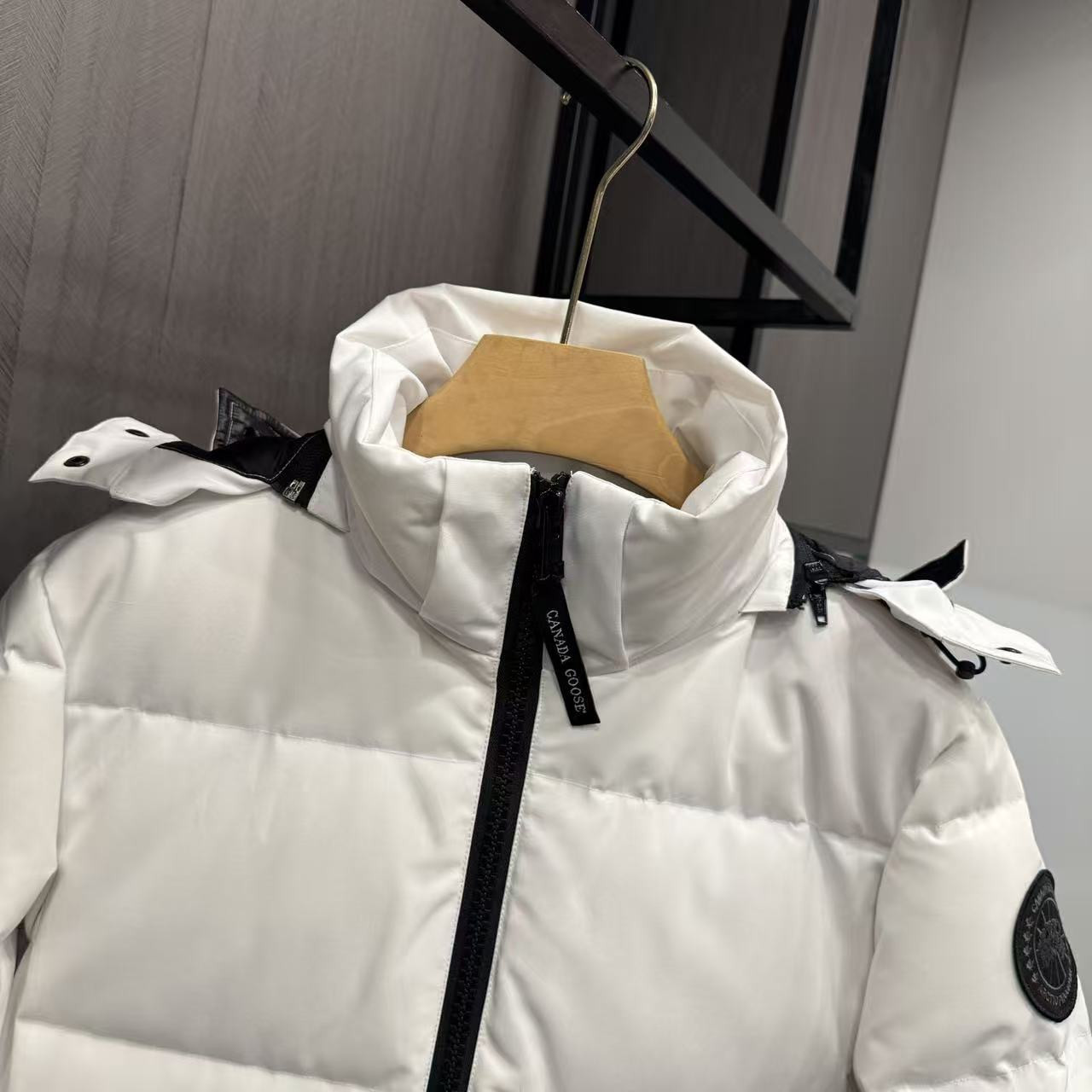 <p>Canada Goose Chelse*派克大衣羽绒服(白色黑標)</p>
