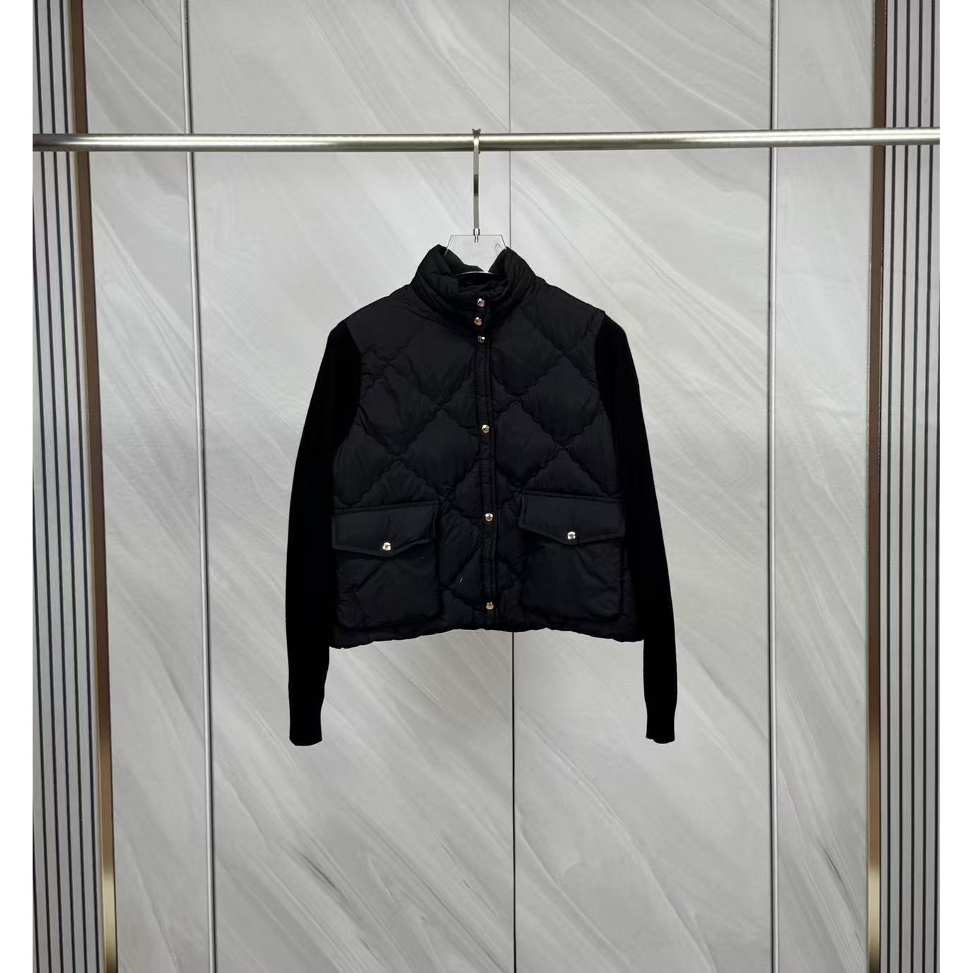 <p>Moncler 针织拼接羽绒服(黑)</p>