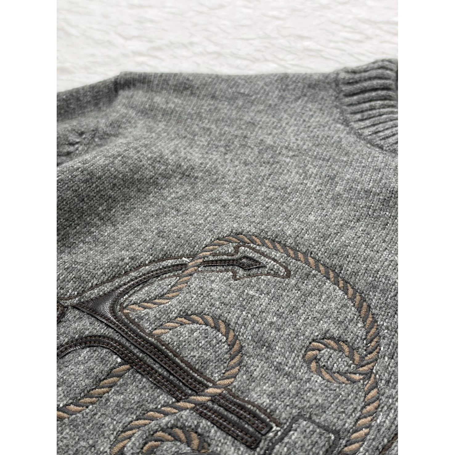 <p>Hermes 船锚拼皮刺绣圆领毛衣(灰)</p>